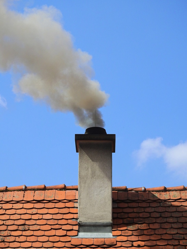 煙の逆流防止に風圧帯を避けて煙突を設置しましょう